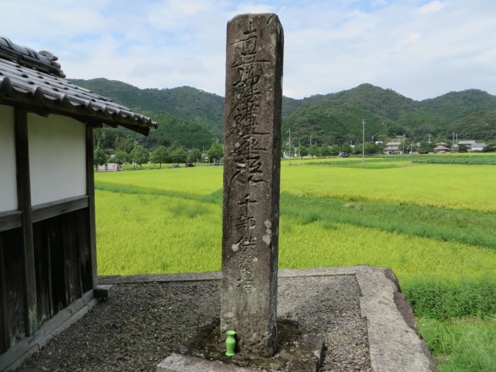 千部供養塔・百万供養塔写真