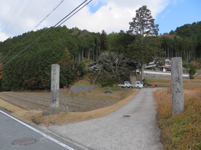 丹波篠山市小枕/花興山谷松寺門柱写真