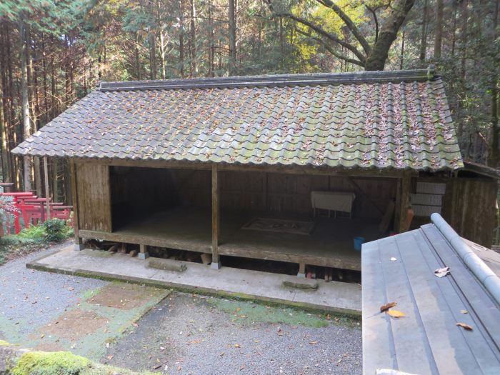 丹波篠山市谷山/稲荷神社長床写真