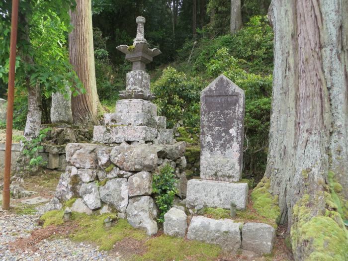 丹波篠山市本明谷/金林山本休禅寺宝篋印塔写真