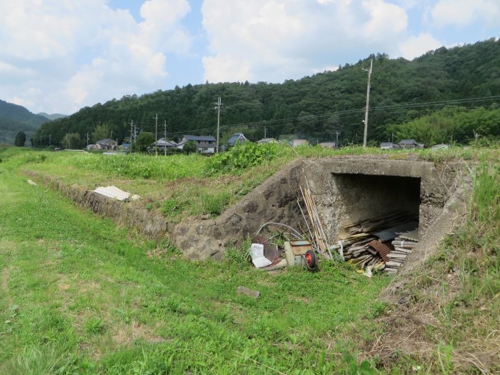 丹波篠山市北嶋/国鉄篠山線跡暗渠と石積み写真