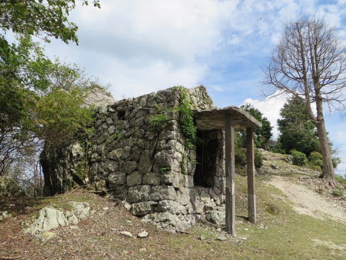 丹波篠山市火打岩/御嶽蔵王権現社の石室写真