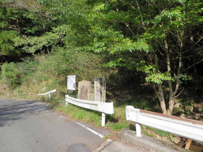 丹波篠山市小坂/鏡峠・鏡岩写真