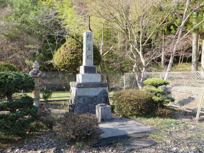 丹波篠山市県守/慰霊塔写真