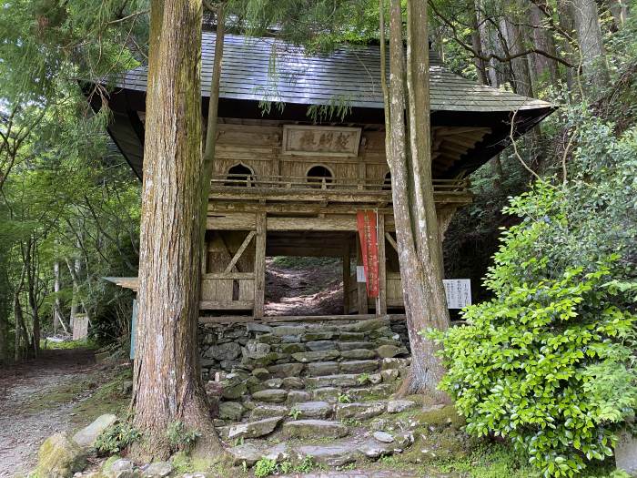 上浮穴郡久万高原町七鳥/海岸山岩屋寺