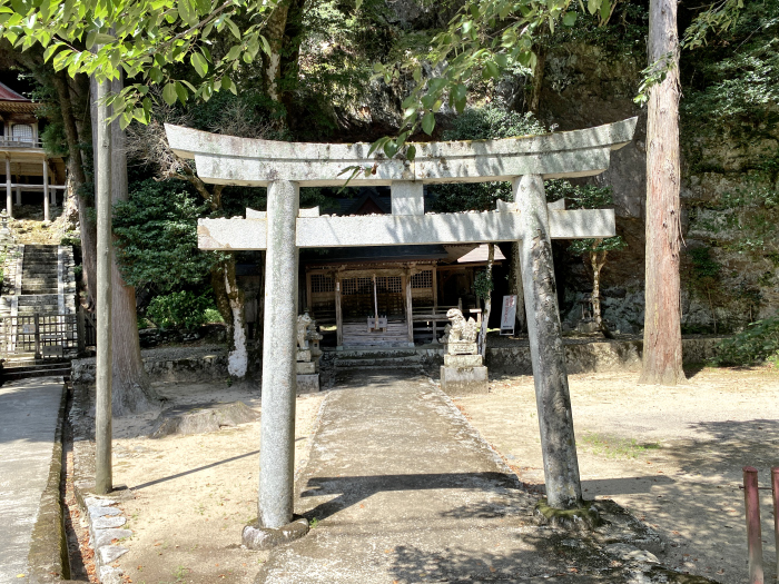 八頭郡若桜町岩屋堂/不動院岩屋堂