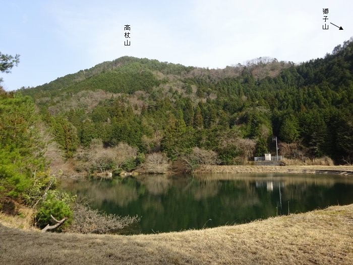 西麓にある益水池の土手に立って高杖山遠望