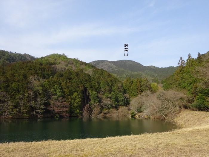 麓にある益水池の土手から譲葉山遠望