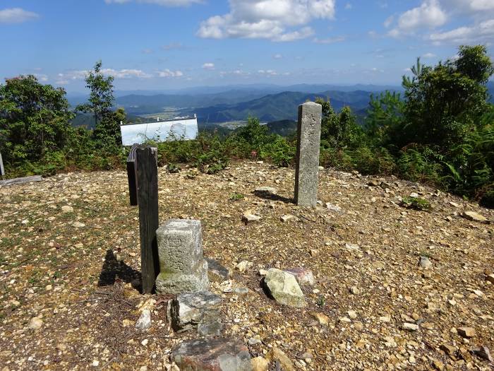 鷹取山三角点