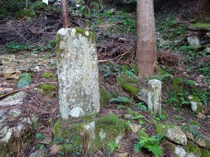 鷹取山美和峠石碑