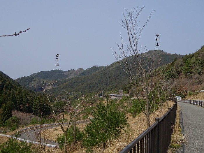 鐘ヶ坂トンネルを抜けて丹波市に入ると目指す山々が見えてくる