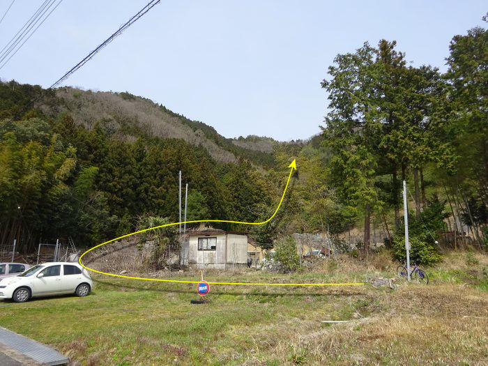 丹波市柏原町上小倉の野道にMTBを置く。資材置き場を通り抜けて山に取り付く