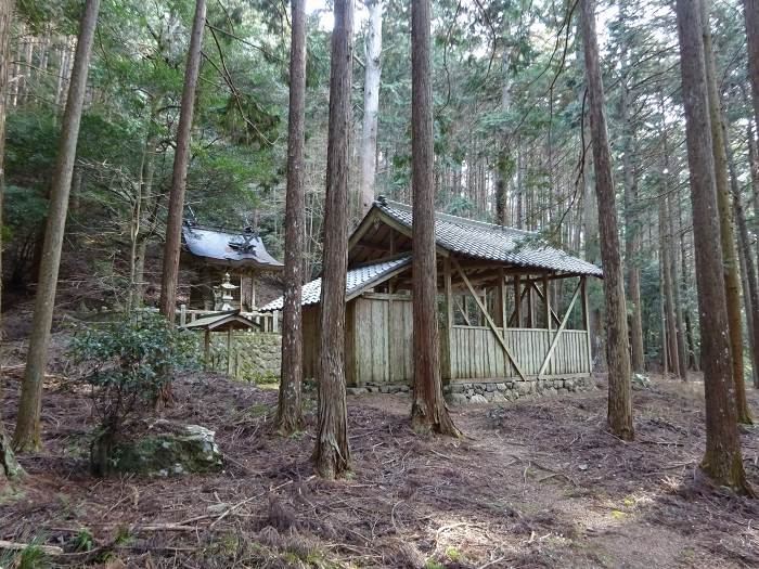 麓に着くと武内神社の横に出た