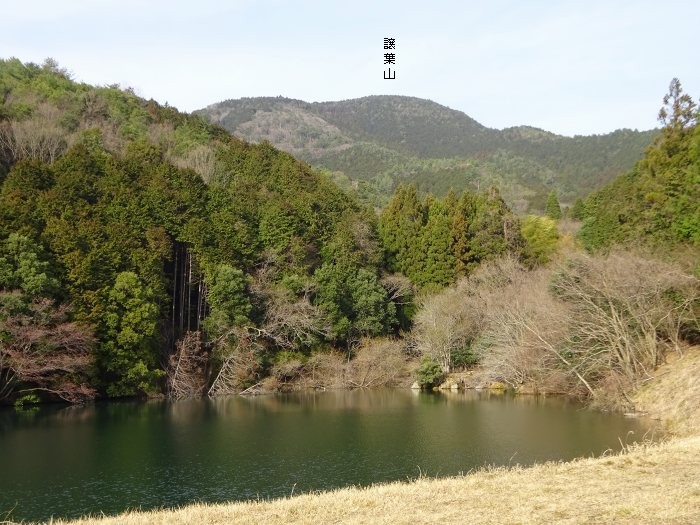 神社から300m程奥へ行くと益水池がある。土手から譲葉山や高杖山が良く見える