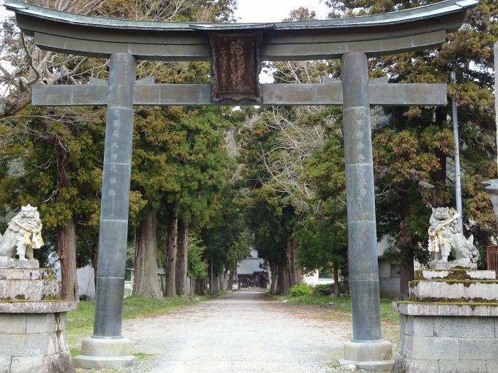 MTBで出発し篠山市街を東へのんびり走る。道中、日置地区の波々伯部神社へ参拝