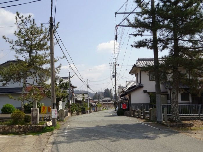 篠山城から三里目となる福住地区の一里塚を通過