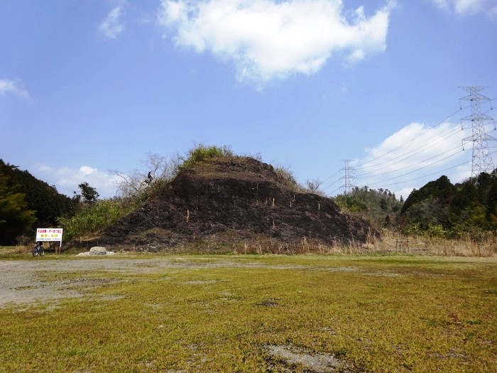 国道372号沿いにある安口地区のエヤーズロックと呼ばれる経塚山を鑑賞する