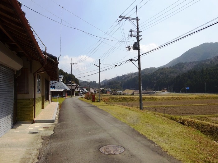 天引トンネルを抜けて京都府南丹市園部町へ。国道を避けて天引地区の静かな里道を走る