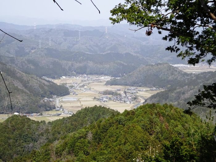 樹間から北東方向の眺め。下山は手前に見える尾根の徒歩道記号を辿ろうとしたがブッシュで断念しUターン