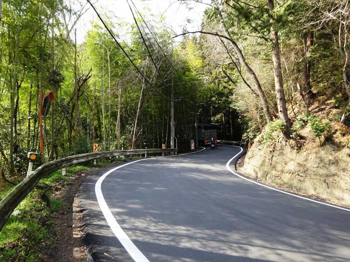 国道372号を西へ走って篠山方面へ。八田峠は狭く急カーブなので大型車がつっかえている